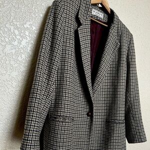 Vintage houndstooth, fall color, blazer, shoulder pads, button front size large.